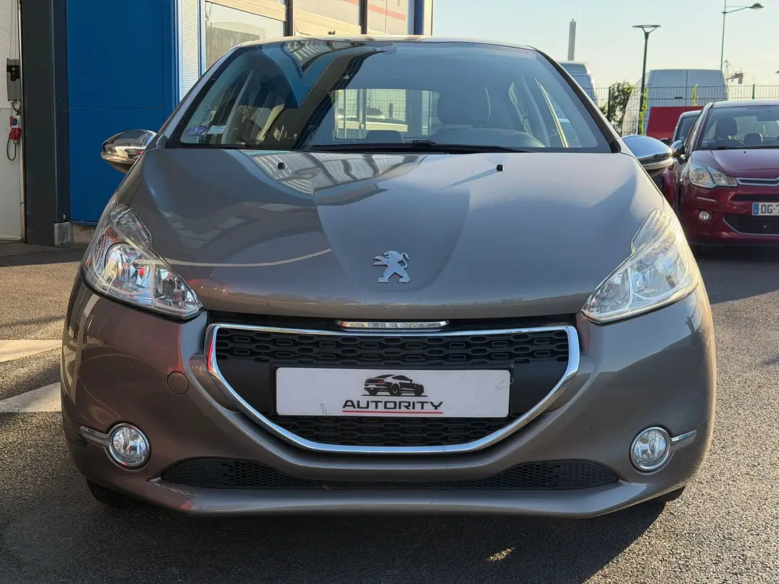 PEUGEOT   208