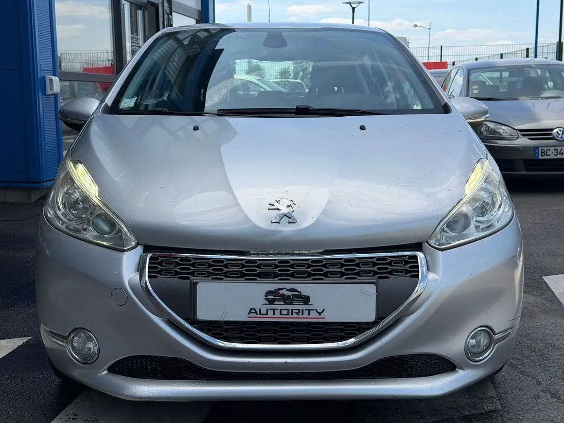 PEUGEOT    208