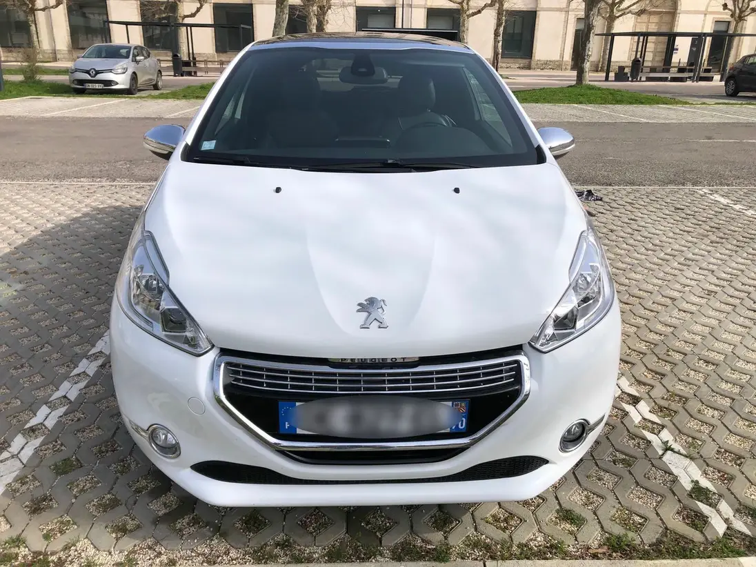 PEUGEOT  208