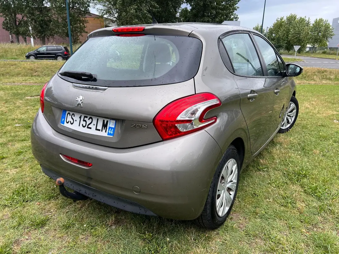 PEUGEOT  208