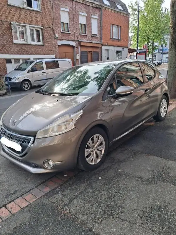 PEUGEOT  208