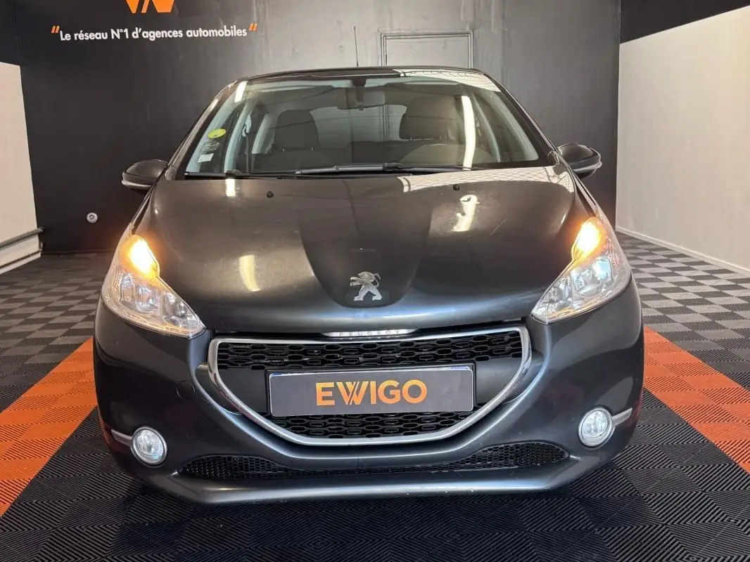 PEUGEOT   208