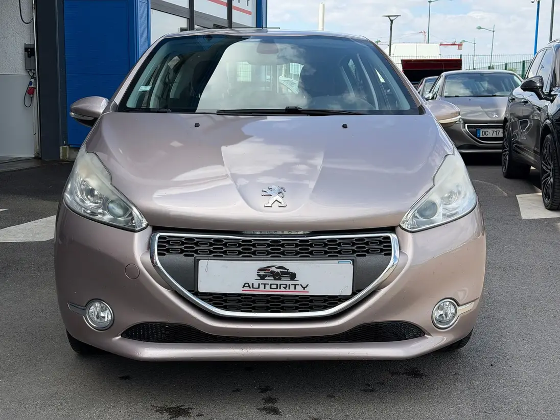   PEUGEOT    208