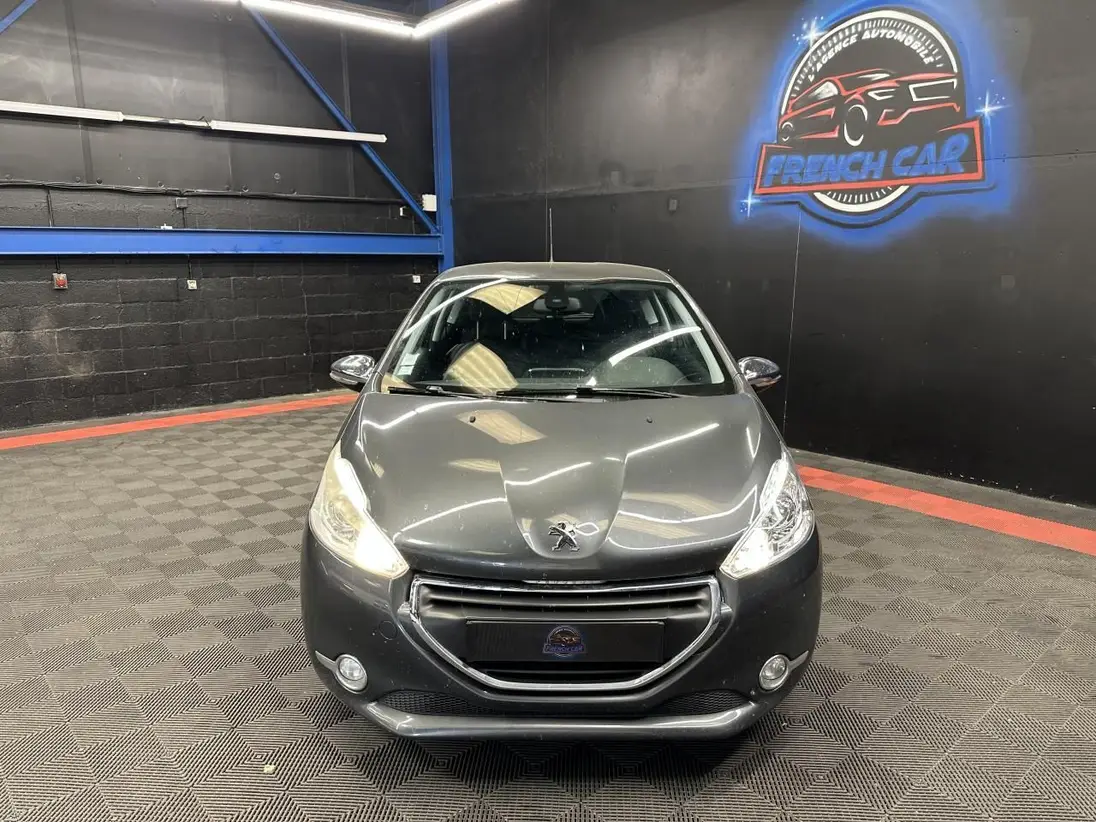 PEUGEOT     208