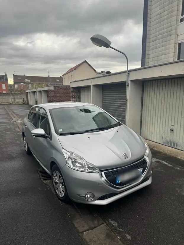 PEUGEOT  208
