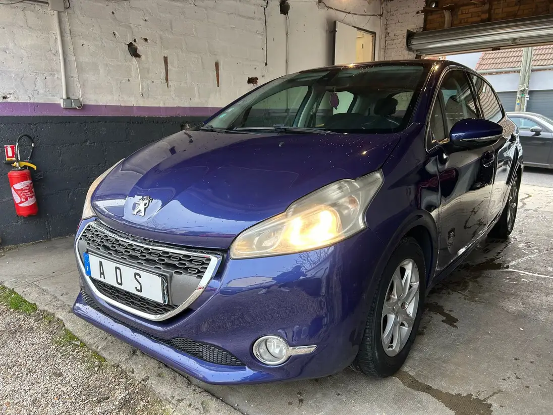 PEUGEOT  208