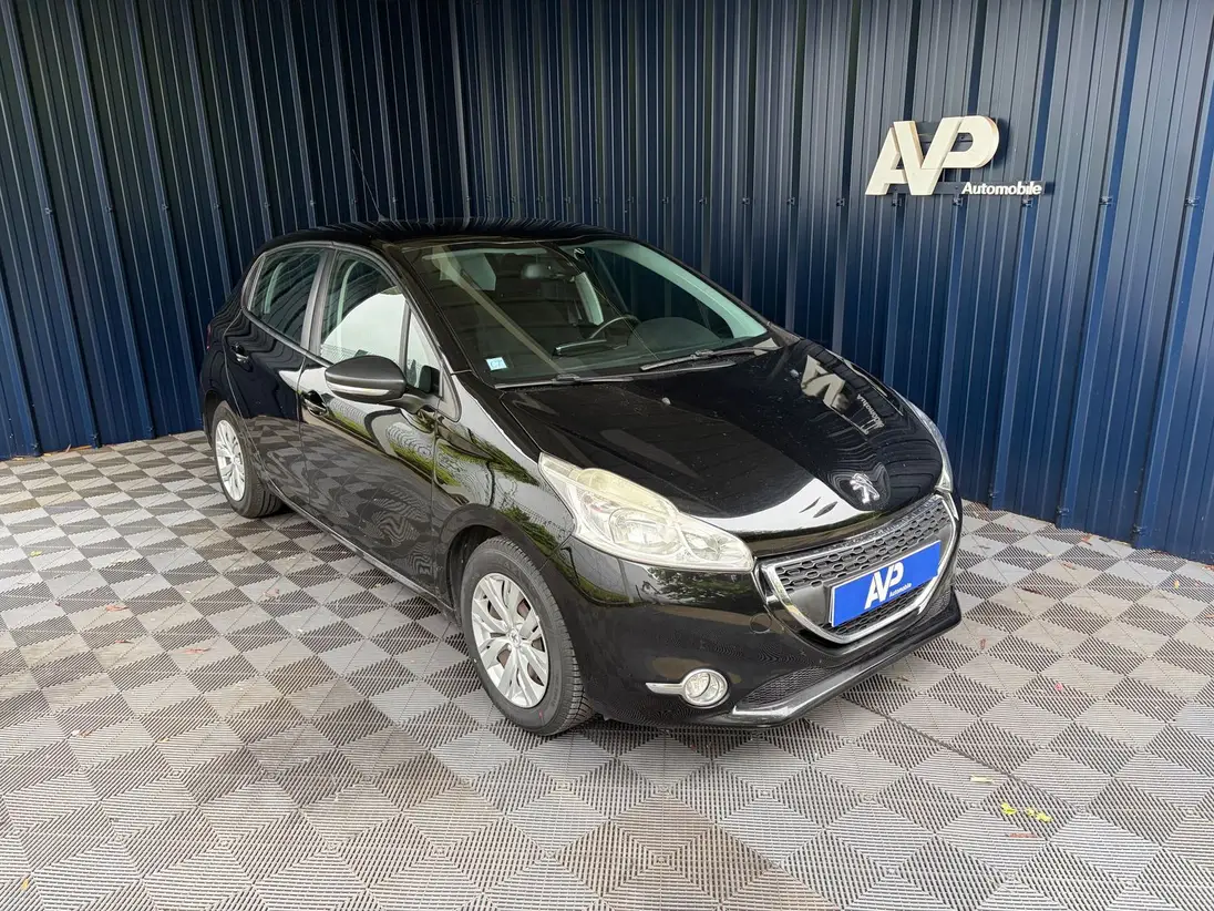 PEUGEOT  208