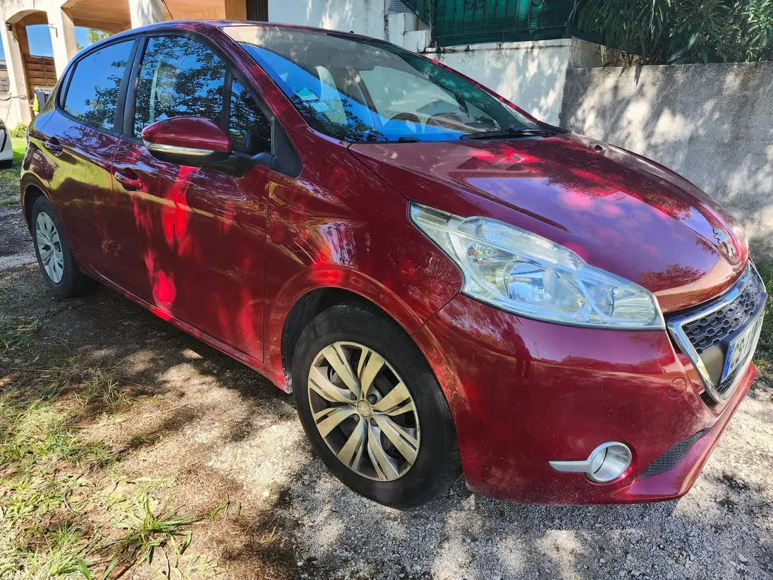 PEUGEOT  208