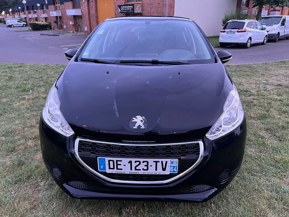      PEUGEOT    208