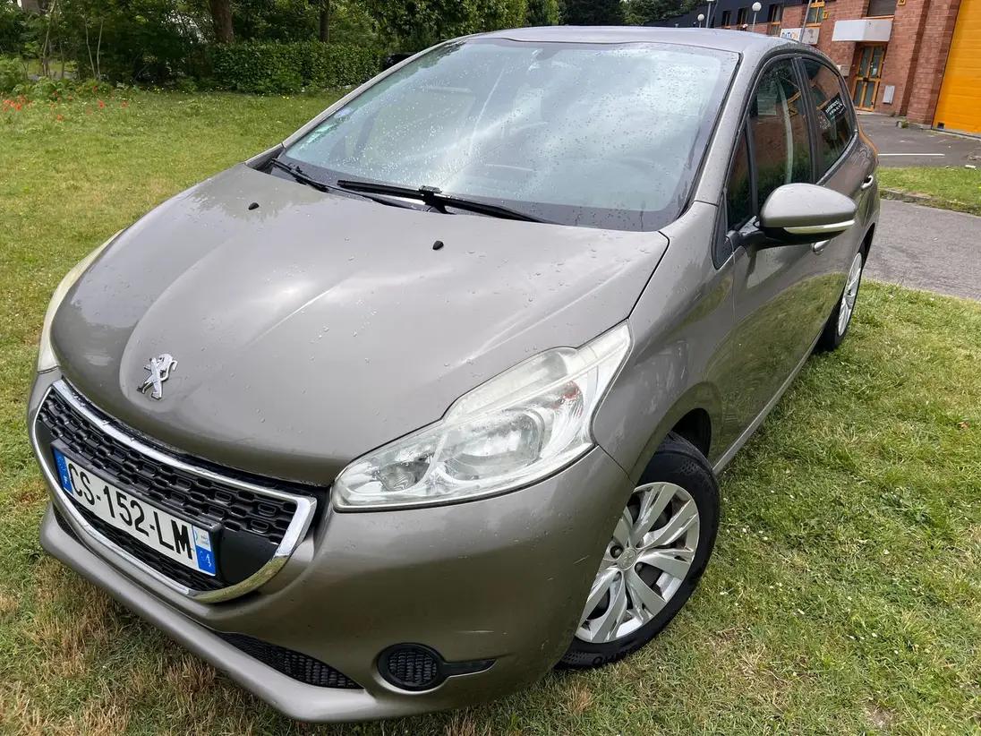 PEUGEOT  208
