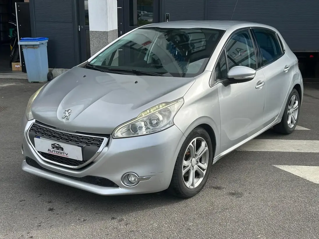 PEUGEOT  208