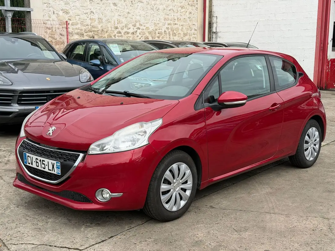 PEUGEOT  208