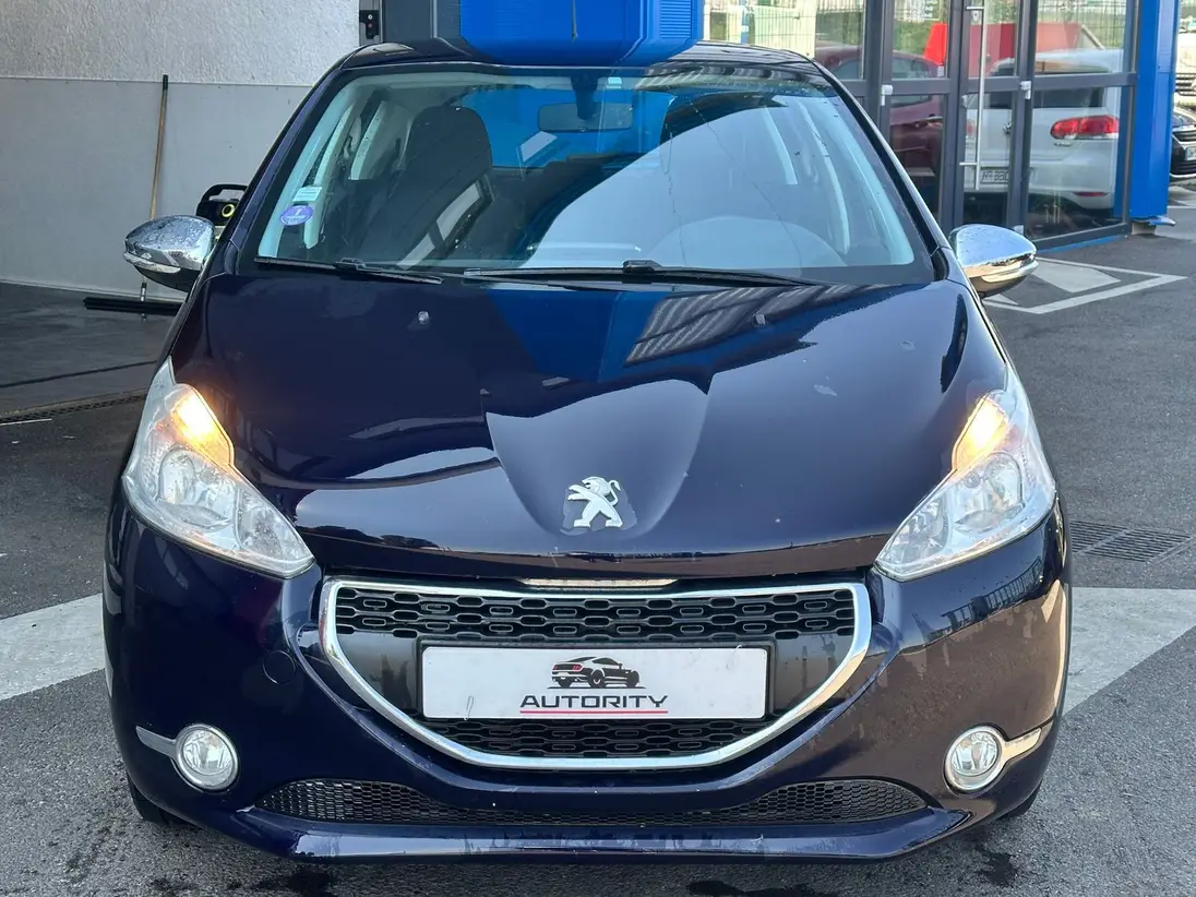 PEUGEOT    208