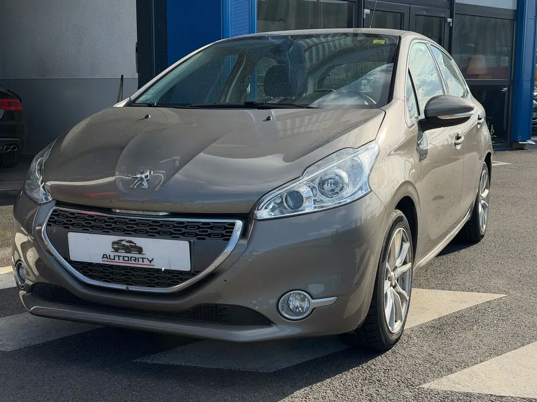 PEUGEOT  208