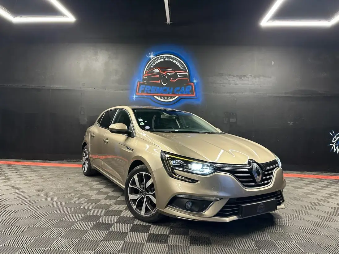 RENAULT     MEGANE IV