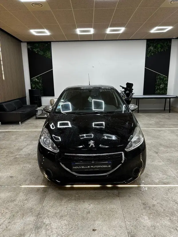 PEUGEOT  208
