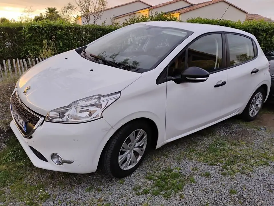 PEUGEOT  208