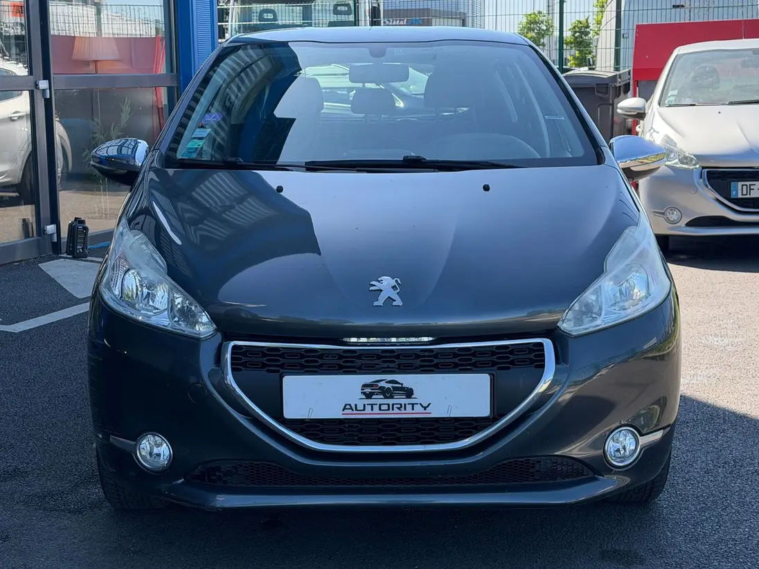 PEUGEOT     208