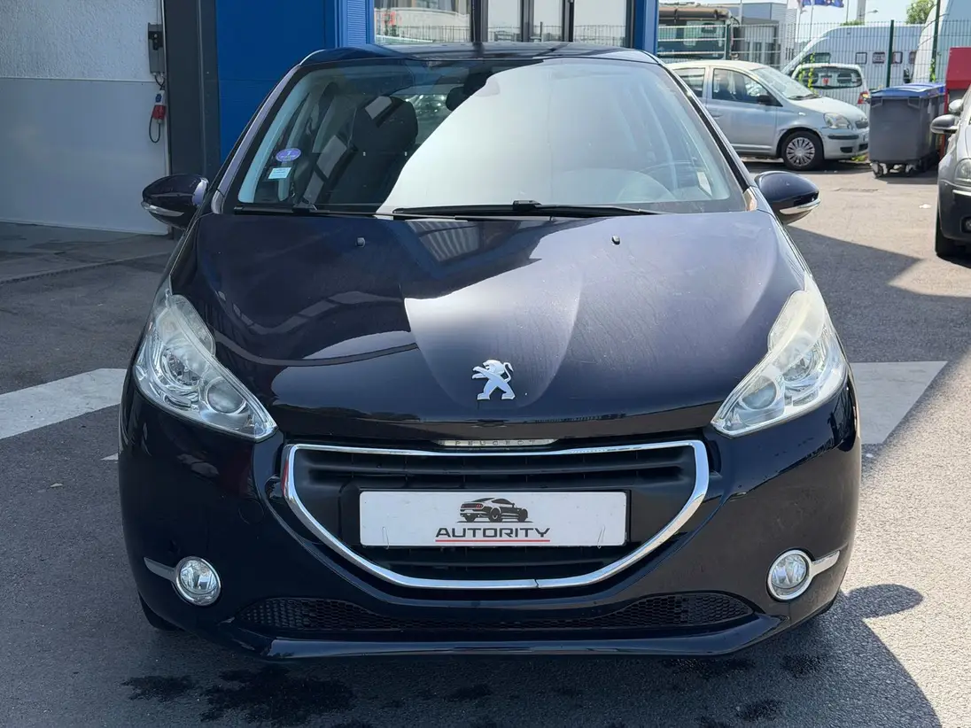 PEUGEOT    208