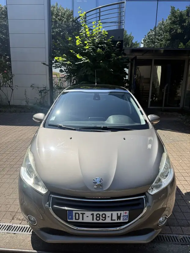 PEUGEOT    208