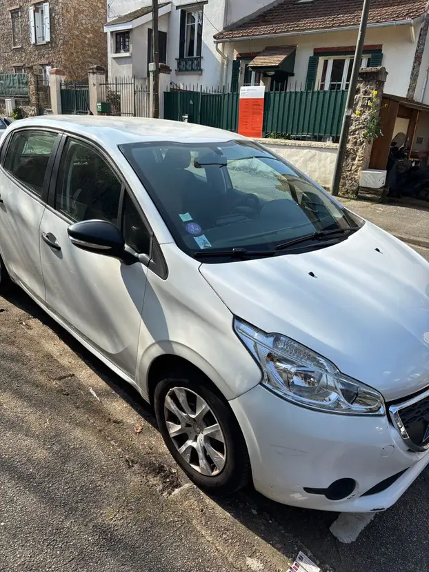 PEUGEOT  208